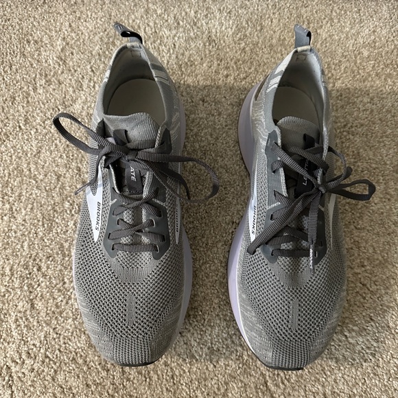 Brook levitate 4 Running Shoes - Picture 1 of 5